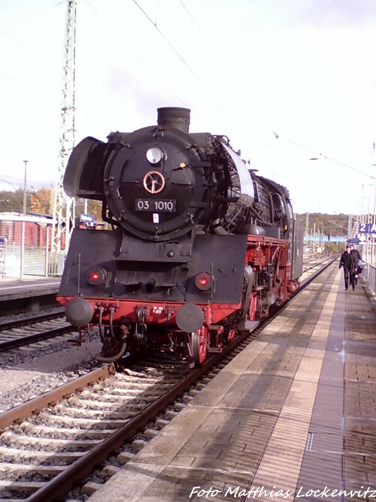 03 1010 Im Bahnhof Bergen auf R�gen am 27.10.12