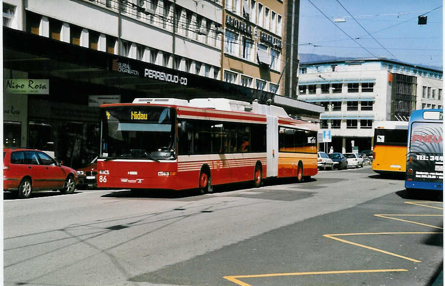 (030'027) - VB Biel - Nr. 86 - NAW/Hess Gelenktrolleybus am 13. Mrz 1999 beim Bahnhof Biel