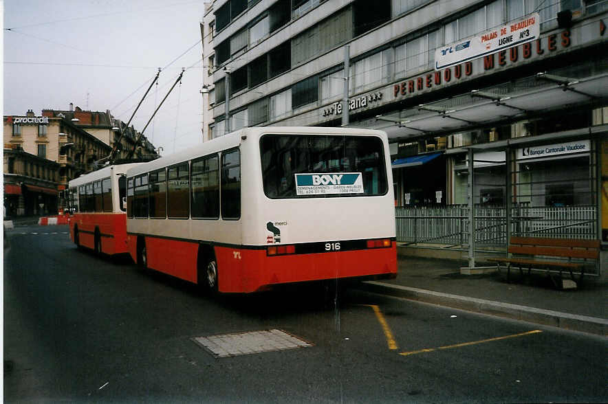 (030'317) - TL Lausanne - Nr. 916 - Lanz+Marti/Hess Personenanh�nger am 21. M�rz 1999 beim Bahnhof Lausanne