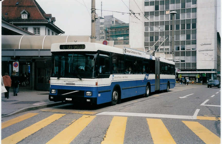 (030'706) - TF Fribourg - Nr. 101/FR 640 - Volvo/Hess Gelenkduobus am 3. April 1999 beim Bahnhof Fribourg