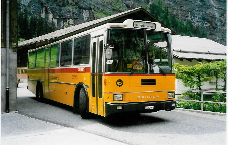 (031'604) - Schmocker, Stechelberg - Nr. 3/BE 203'025 - Saurer/R&J (ex Nr. 1; ex Gertsch, Stechelberg Nr. 1) am 23. Mai 1999 in Stechelberg, Garage