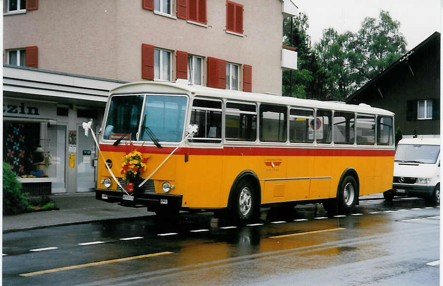 (031'834) - Gast, Gwatt - Nr. 27/BE 518'148 - Saurer/T�scher (ex AVG Grindelwald Nr. 28+27+19; ex Lienert, Einsiedeln) am 6. Juni 1999 in Gwatt, Post