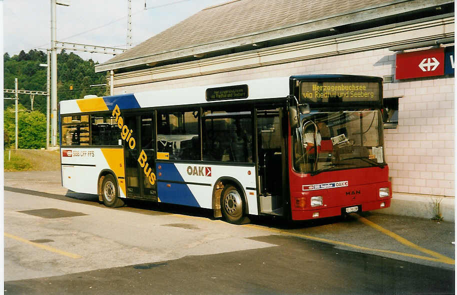 (032'302) - OAK Wangen a.A. - Nr. 7/BE 390'288 - MAN/Ayats am 26. Juni 1999 beim Bahnhof Wynigen