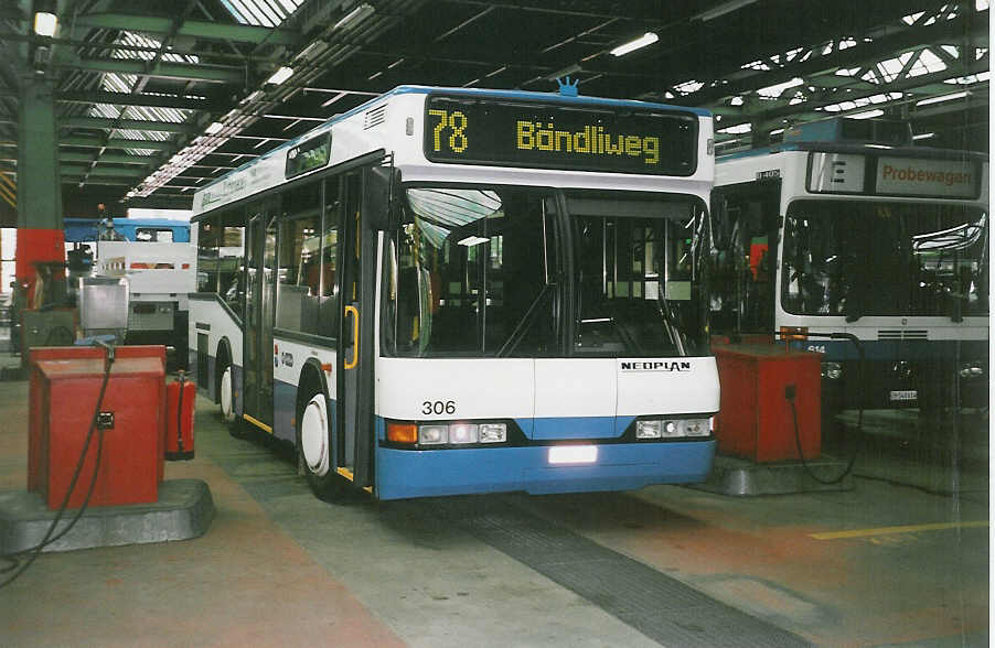 (032'611) - VBZ Z�rich - Nr. 302/ZH 654'302 - Neoplan am 26. Juni 1999 in Z�rich, Garage Hardau