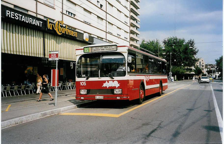 (033'119) - VB Biel - Nr. 105/BE 26'505 - Volvo/R&J am 5. Juli 1999 beim Bahnhof Biel