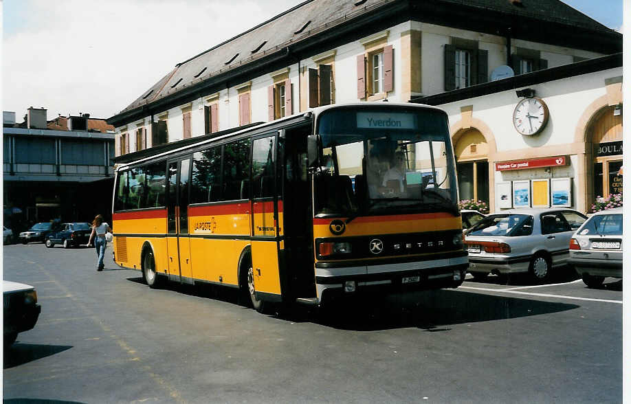 (033'909) - PTT-Regie - P 25'027 - Setra am 8. Juli 1999 beim Bahnmhof Yverdon