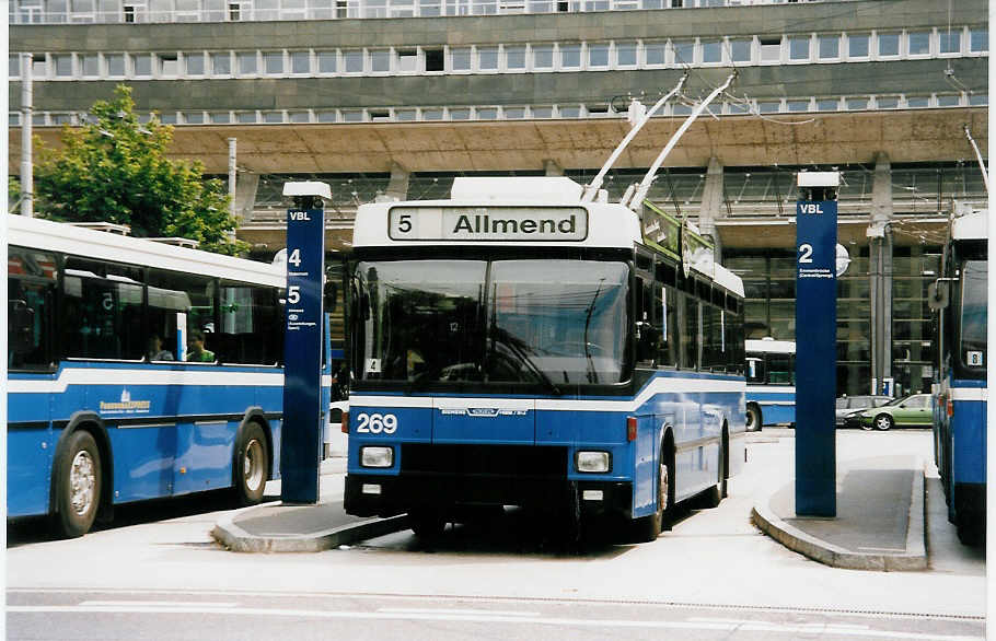 (034'204) - VBL Luzern - Nr. 269 - NAW/R&J-Hess Trolleybus am 13. Juli 1999 beim Bahnhof Luzern