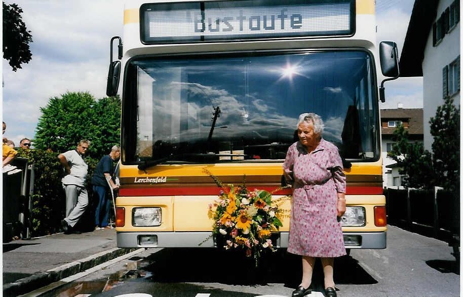 (035'334) - STI Thun - Nr. 70/BE 389'670 - MAN am 21. August 1999 in Thun-Lerchenfeld, Langestrasse (mit der �ltesten Lerchenfelderin Marta Stoss)