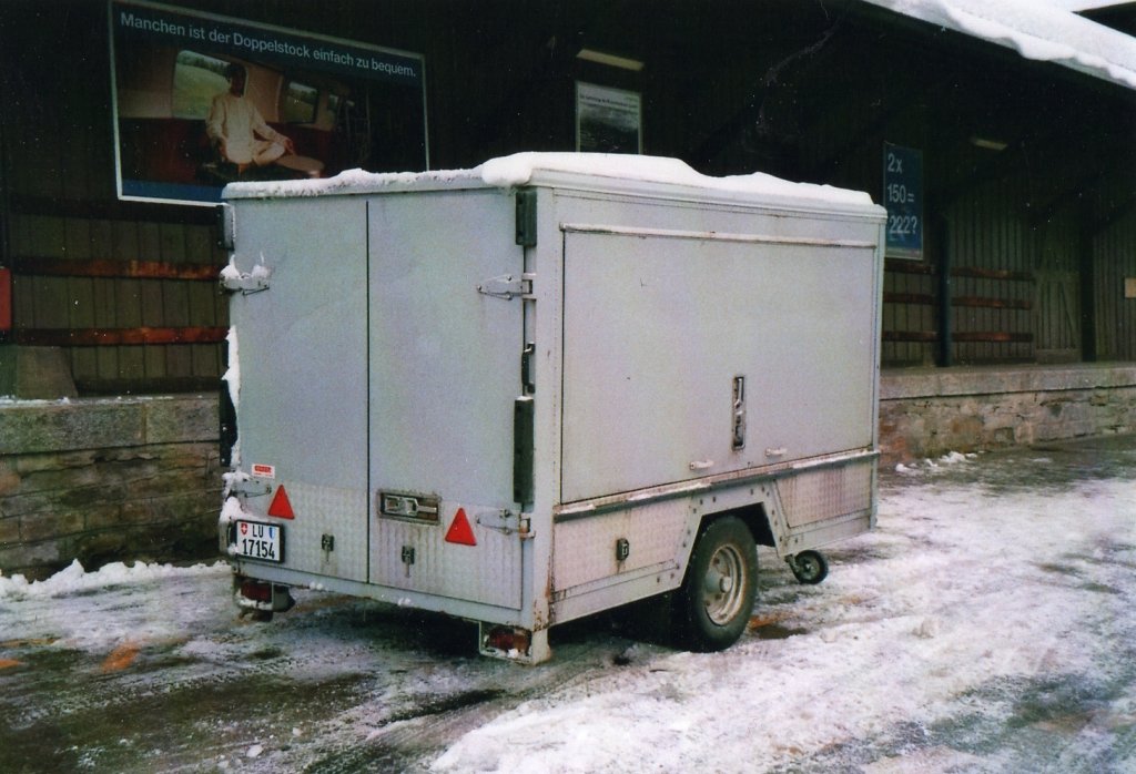 (038'135) - Schnider, Sch�pfheim - LU 17'154 - Geser Gep�ckanh�nger am 30. Dezember 1999 beim Bahnhof Sch�pfheim