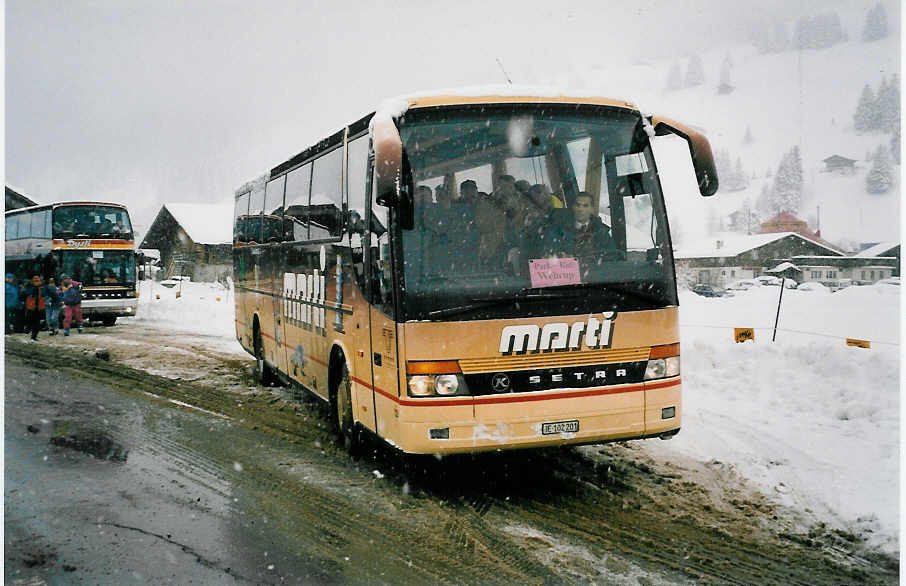 (039'218) - Marti, Kallnach - Nr. 12/BE 102'201 - Setra am 20. Februar 2000 in Adelboden, Kreuzweg