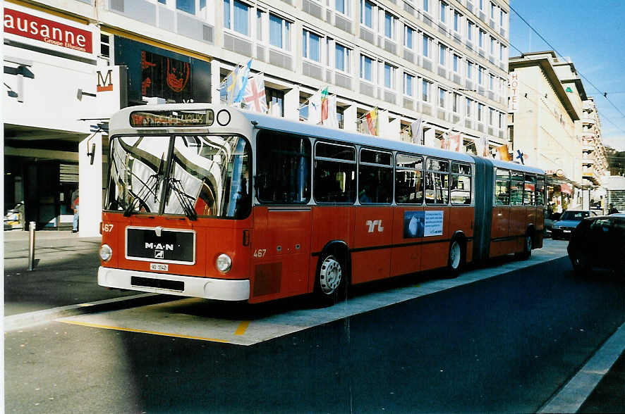 (039'518) - TL Lausanne - Nr. 467/VD 1542 - MAN am 5. Mrz 2000 beim Bahnhof Lausanne