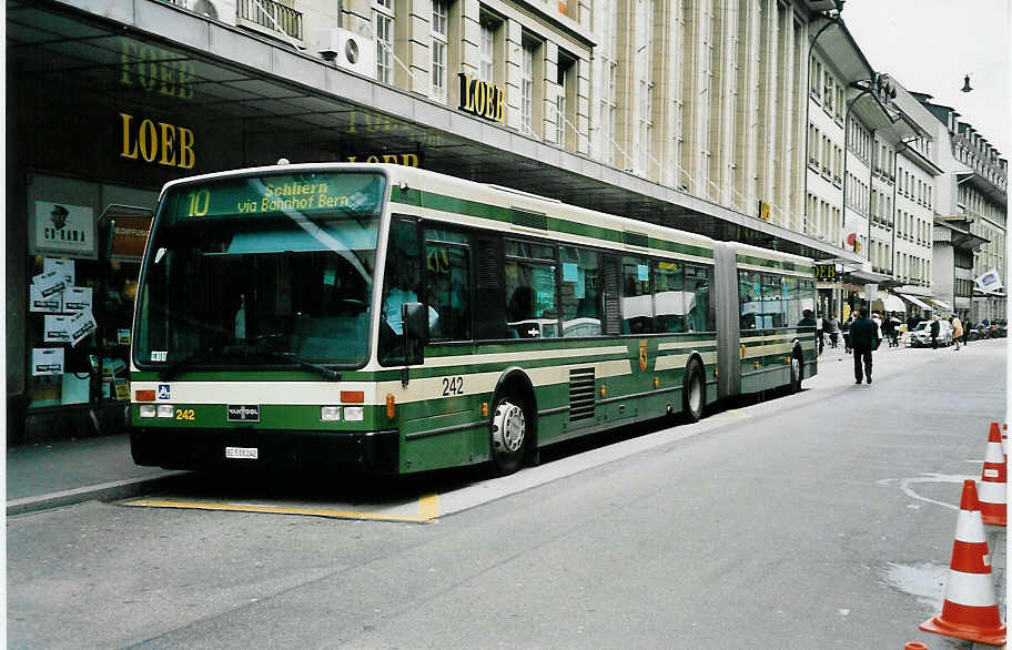 (039'701) - SVB Bern - Nr. 242/BE 518'242 - Van Hool am 14. Mrz 2000 beim Bahnhof Bern