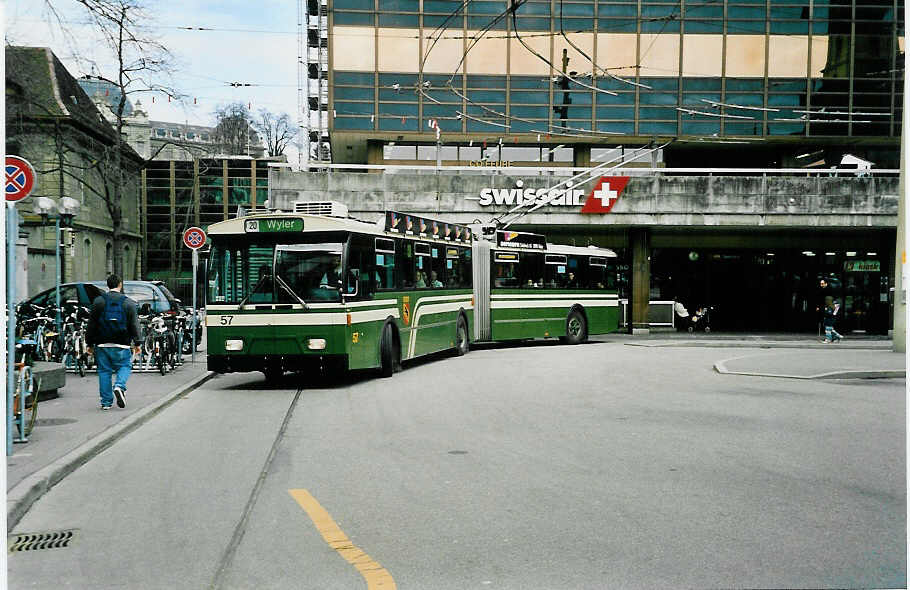 (039'707) - SVB Bern - Nr. 57 - FBW/Hess Gelenktrolleybus am 14. M�rz 2000 beim Bahnhof Bern