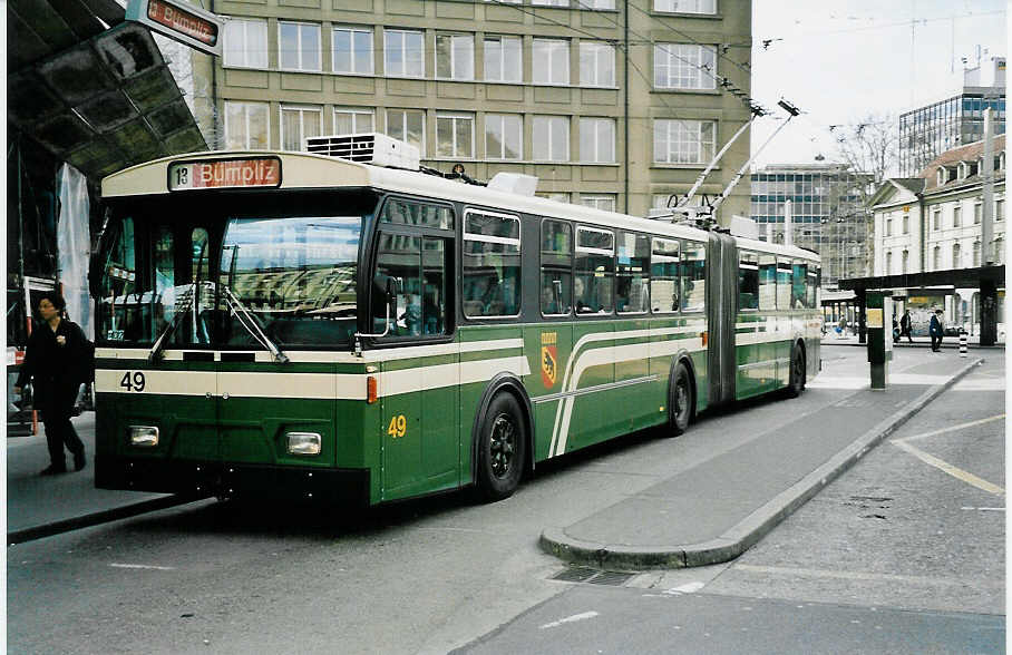 (039'728) - SVB Bern - Nr. 49 - FBW/R&J Gelenktrolleybus am 14. M�rz 2000 beim Bahnhof Bern