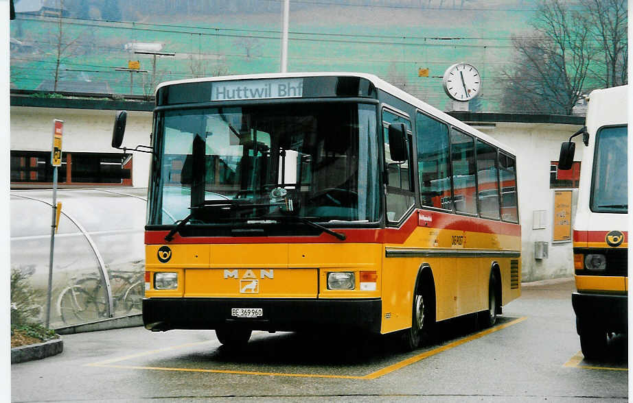 (039'833) - Loosli, Wyssachen - BE 369'960 - MAN/Hess am 18. M�rz 2000 beim Bahnhof Huttwil