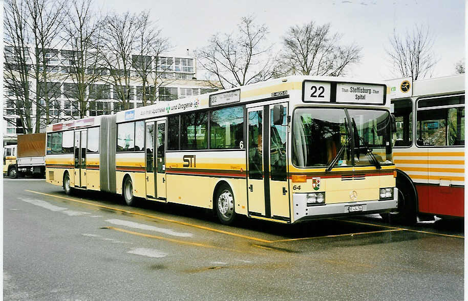 (040'215) - STI Thun - Nr. 64/BE 434'764 - Mercedes am 12. April 2000 bei der Schifflndte Thun