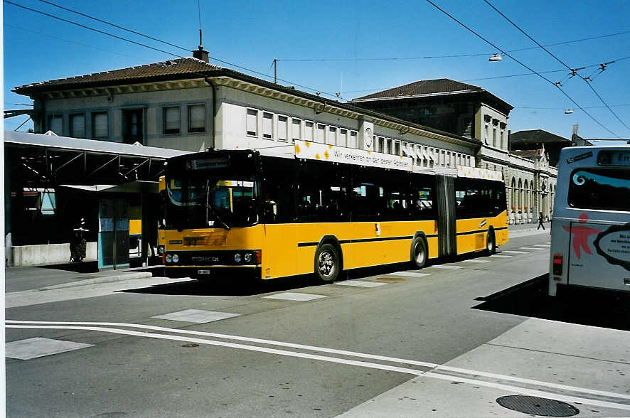 (041'324) - VBSH Schaffhausen - Nr. 17/SH 38'017 - Scania/FHS am 19. Juni 2000 beim Bahnhof Schaffhausen