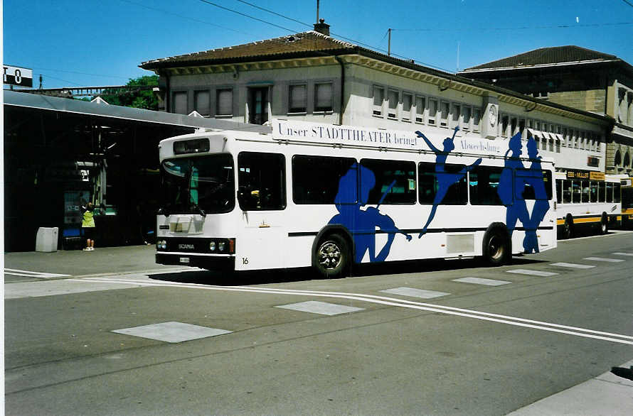 (041'419) - VBSH Schaffhausen - Nr. 16/SH 38'016 - Scania/FHS am 19. Juni 2000 beim Bahnhof Schaffhausen