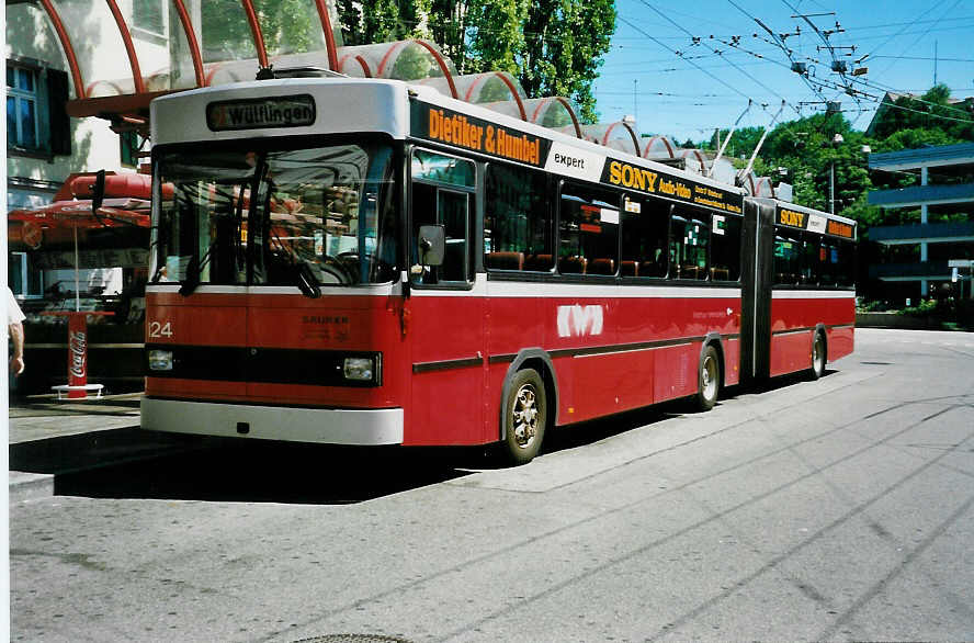 (041'509) - WV Winterthur - Nr. 124 - Saurer/FHS Gelenktrolleybus am 19. Juni 2000 beim Hauptbahnhof Winterthur