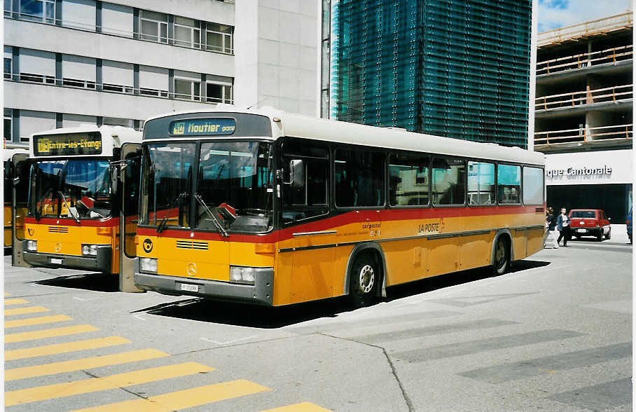 (041'723) - PTT-Regie - P 25'299 - Mercedes/R&J am 11. Juli 2000 beim Bahnhof Delmont