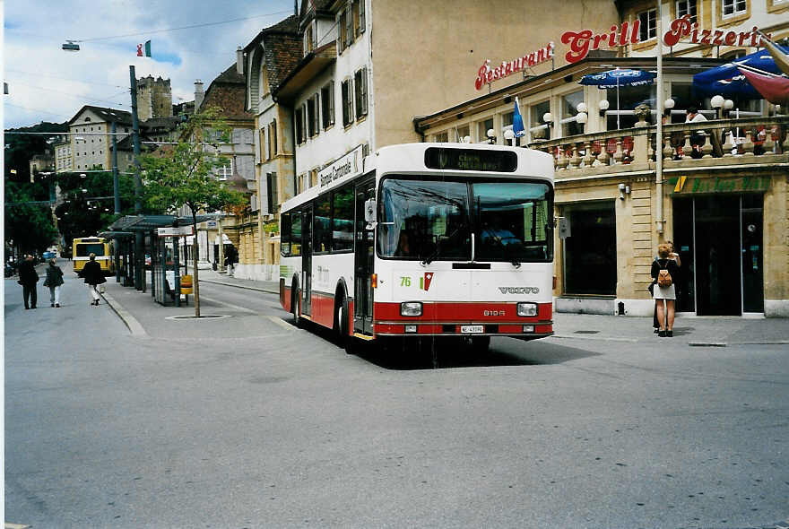 (041'822) - VR La Chaux-de-Fonds - Nr. 76/NE 43'190 - Volvo/Lauber am 12. Juli 2000 in Neuchtel, Place Pury