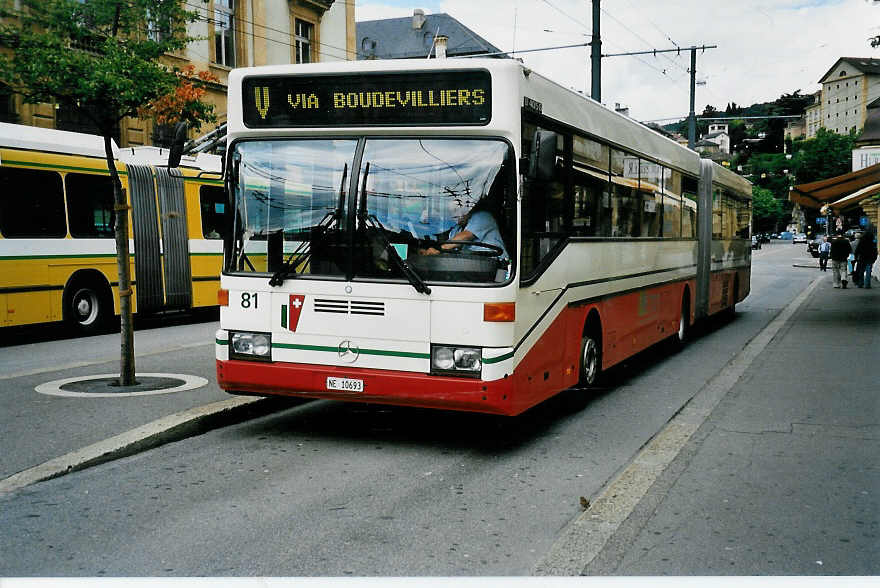 (041'829) - VR La Chaux-de-Fonds - Nr. 81/NE 10'693 - Mercedes am 12. Juli 2000 in Neuchtel, Place Pury