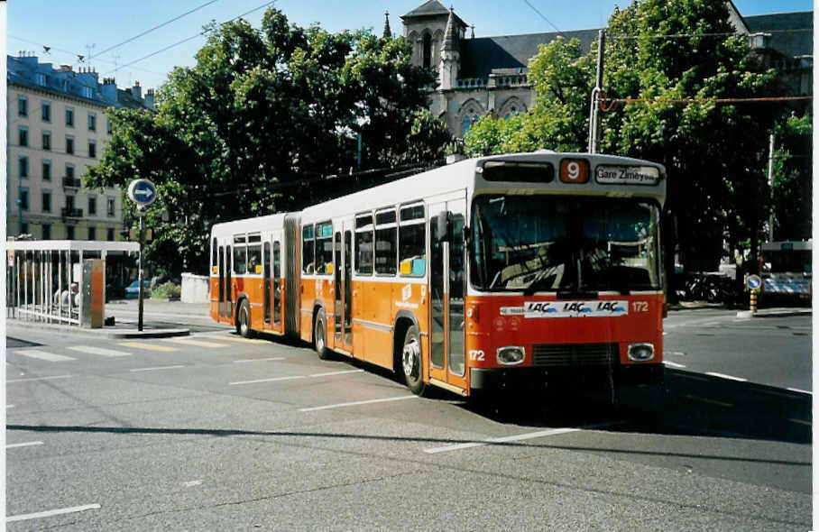 (042'105) - TPG Genve - Nr. 172/GE 96'668 - Volvo/R&J am 19. Juli 2000 beim Bahnhof Genve