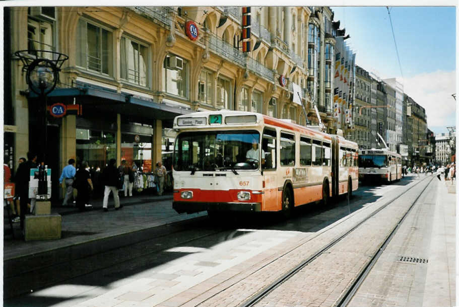 (042'201) - TPG Gen�ve - Nr. 657 - Saurer/Hess Gelenktrolleybus am 19. Juli 2000 in Gen�ve, Rue Croix d'Or