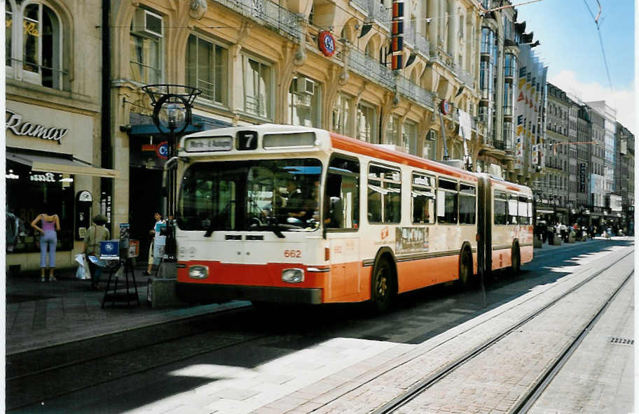 (042'203) - TPG Gen�ve - Nr. 662 - Saurer/Hess Gelenktrolleybus am 19. Juli 2000 in Gen�ve, Rue Croix d'Or