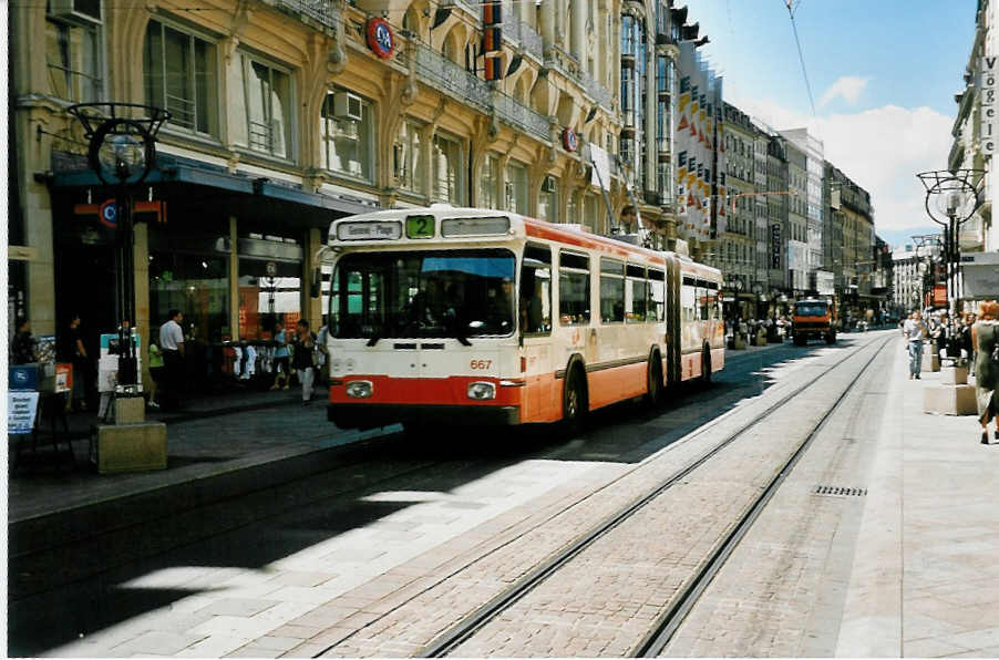(042'204) - TPG Gen�ve - Nr. 667 - Saurer/Hess Gelenktrolleybus am 19. Juli 2000 in Gen�ve, Rue Croix d'Or