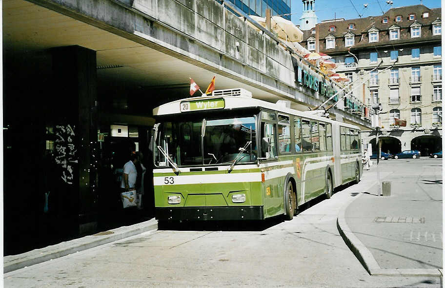 (042'434) - SVB Bern - Nr. 53 - FBW/R&J Gelenktrolleybus am 12. August 2000 beim Bahnhof Bern
