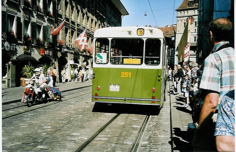 (042'504) - SVB Bern - Nr. 251/BE 113'251 - FBW/SWS-R&J am 12. August 2000 in Bern, B�renplatz