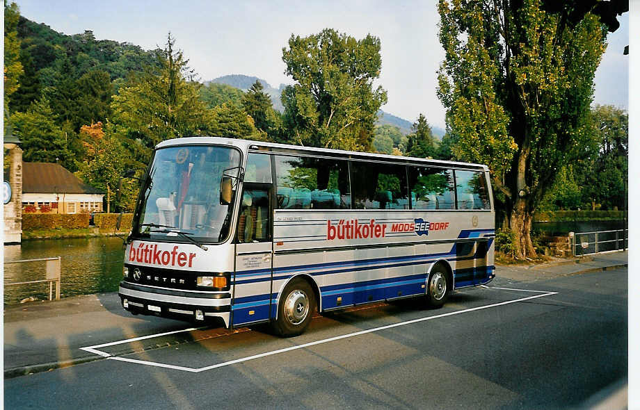 (043'215) - B�tikofer, Moosseedorf - BE 722 - Setra am 14. September 2000 bei der Schiffl�ndte Thun