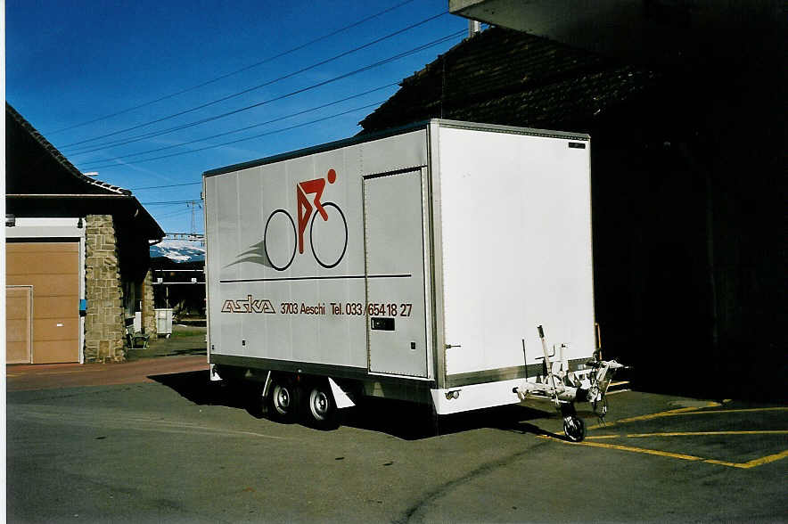 (043'711) - ASKA Aeschi - BE 188'444 - Zbinden Gep�ckanh�nger am 5. November 2000 beim Bahnhof Frutigen