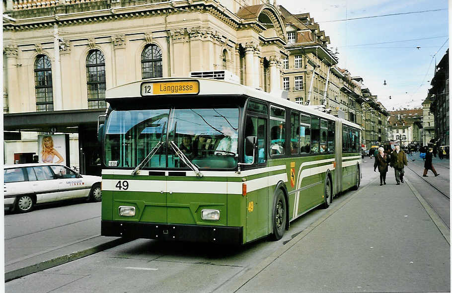 (044'031) - SVB Bern - Nr. 49 - FBW/R&J Gelenktrolleybus am 11. Dezember 2000 beim Bahnhof Bern