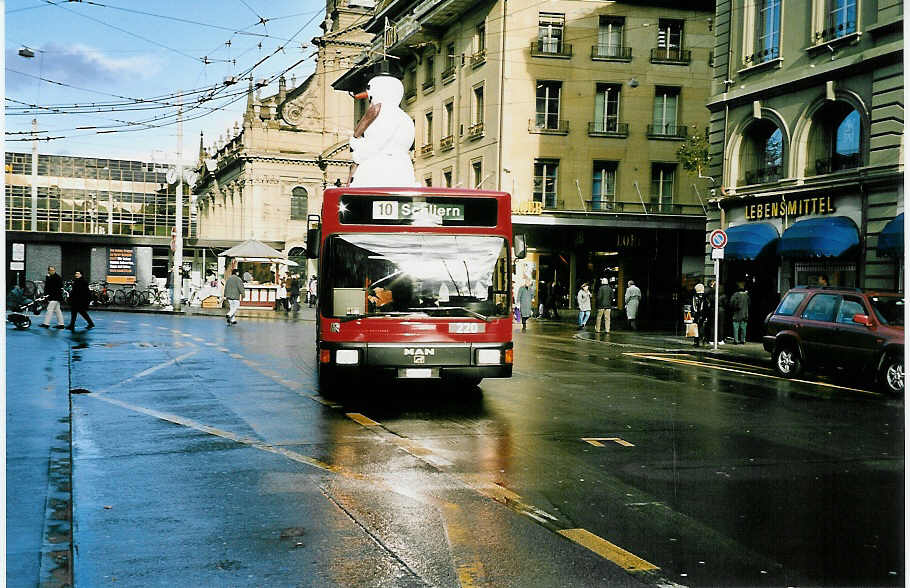 (044'226) - Bernmobil, Bern - Nr. 220/BE 513'220 - MAN am 28. Dezember 2000 beim Bahnhof Bern