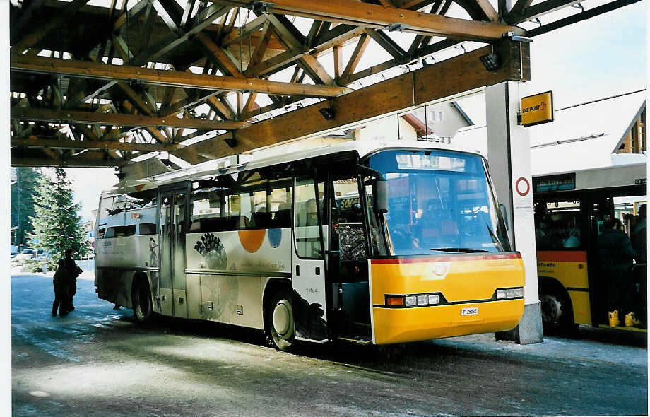 (044'419) - PTT-Regie - P 25'132 - Neoplan am 1. Januar 2001 in Lenzerheide, Post