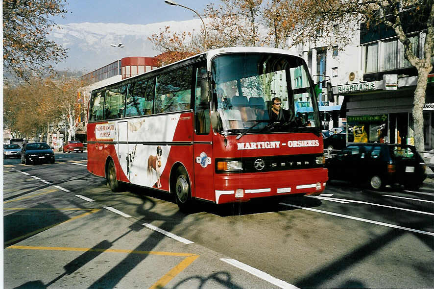 (044'833) - MO Martigny - VS 21'551 - Setra am 20. Februar 2001 beim Bahnhof Sion