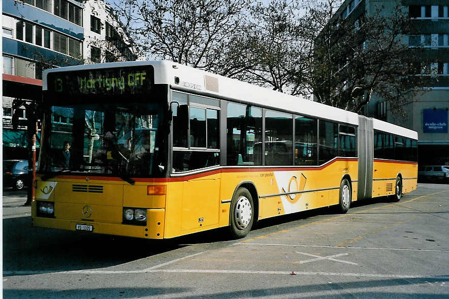 (044'903) - Perrodin-M�tral, Le Ch�ble - VS 1104 - Mercedes am 20. Februar 2001 beim Bahnhof Sion