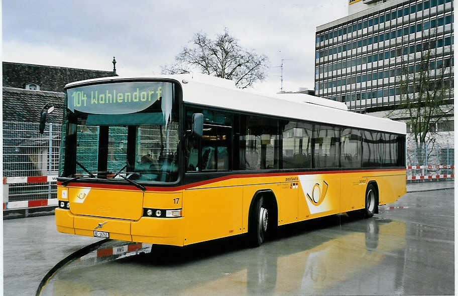 (045'218) - Steiner, Ortschwaben - Nr. 17/BE 16'761 - Volvo/Hess am 11. M�rz 2001 in Bern, Postautostation