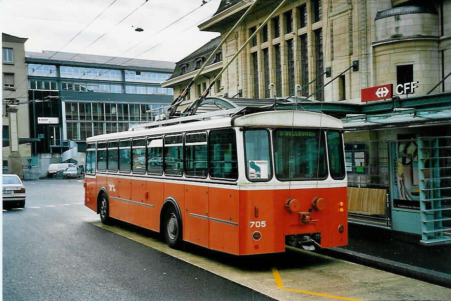 (045'224) - TL Lausanne - Nr. 705 - FBW/Hess Trolleybus am 11. M�rz 2001 beim Bahnhof Lausanne