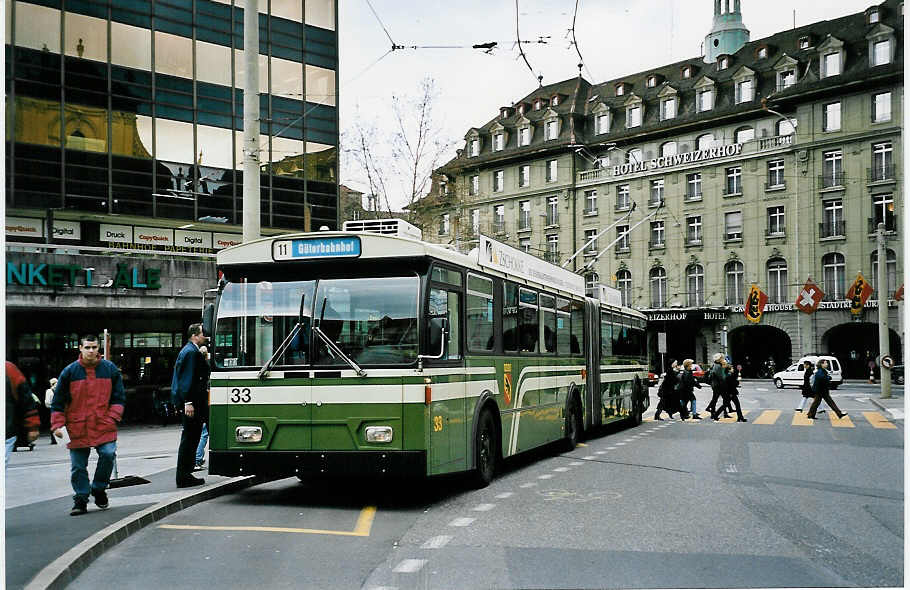 (045'733) - SVB Bern - Nr. 33 - FBW/Hess Gelenktrolleybus am 18. April 2001 beim Bahnhof Bern