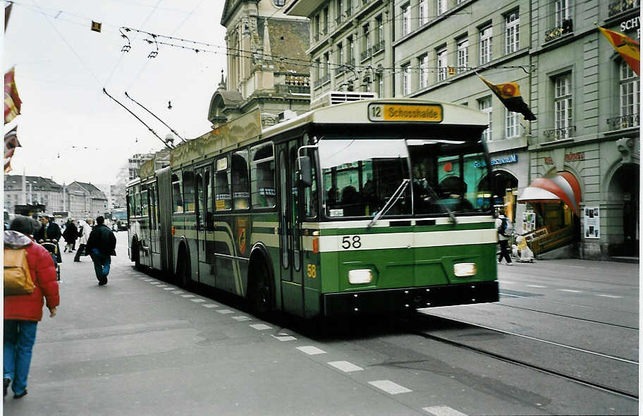 (045'804) - SVB Bern - Nr. 58 - FBW/Hess Gelenktrolleybus am 18. April 2001 beim Bahnhof Bern