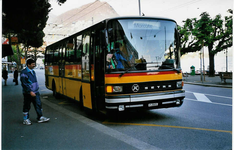 (046'127) - PTT-Regie - P 25'071 - Setra am 23. April 2001 in Lugano, Piazza Rezzonico