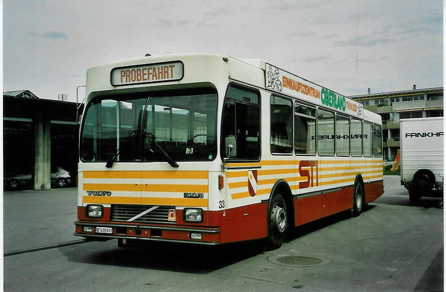 (046'406) - STI Thun - Nr. 33/BE 419'033 - Volvo/R&J (ex SAT Thun Nr. 33) am 1. Mai 2001 in Thun, Garage