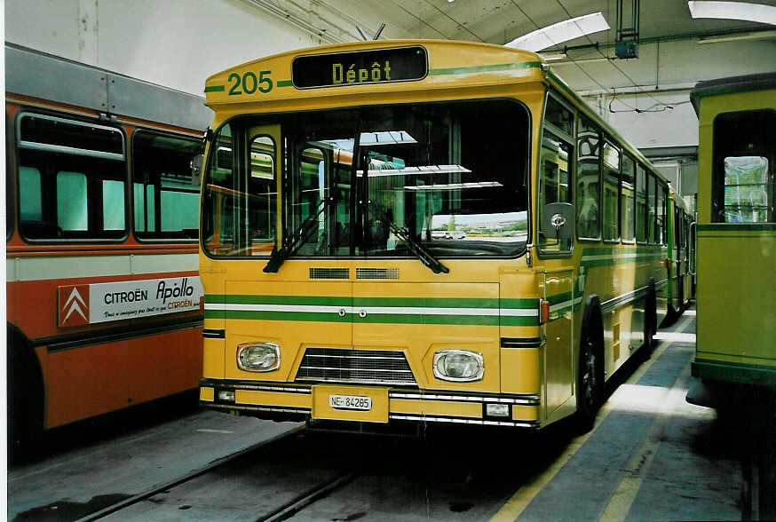 (046'631) - TN Neuch�tel - Nr. 205/NE 84'205 - FBW/Hess am 18. Mai 2001 in Neuch�tel, D�p�t