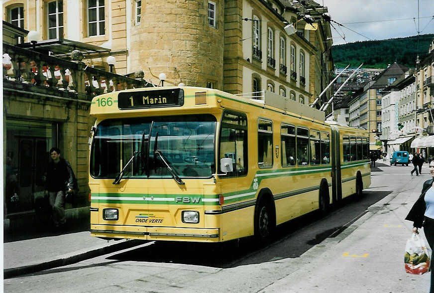 (046'701) - TN Neuch�tel - Nr. 166 - FBW/Hess Gelenktrolleybus am 18. Mai 2001 in Neuch�tel, Place Pury