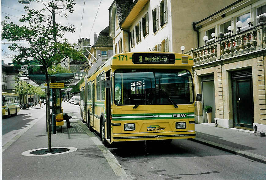 (046'707) - TN Neuch�tel - Nr. 171 - FBW/Hess Gelenktrolleybus am 18. Mai 2001 in Neuch�tel, Place Pury