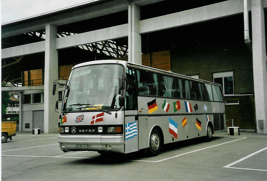 (046'915) - Aus Frankreich: STD du Gard, Nmes - Nr. 6899/8766 TA 30 - Setra am 2. Juni 2001 in Thun, Grabengut