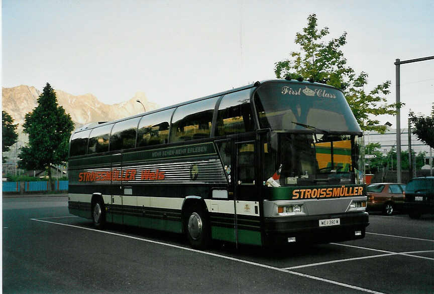 (046'927) - Aus Oesterreich: Stroissm�ller, Wels - WE 390 W - Neoplan am 5. Juni 2001 in Thun, Seestrasse